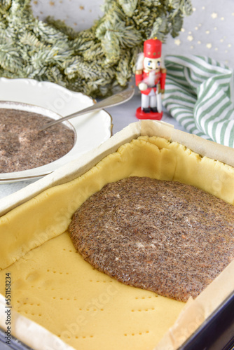 Makowiec świąteczny - kruche ciasto w formie i masa makowa