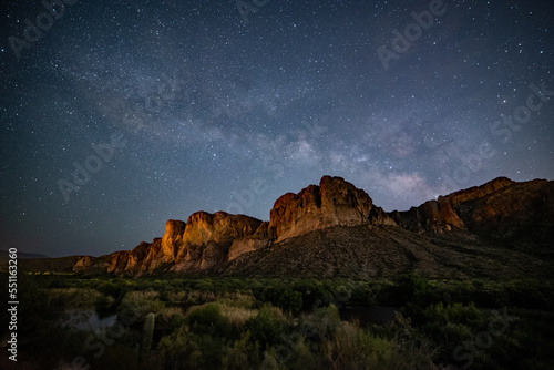 The milky way over the Bulldog Cliffs of the Goldfield Mountains © Tonia