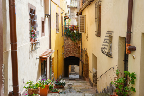 Fototapeta Naklejka Na Ścianę i Meble -  A typical street in the medieval town of Montepulciano