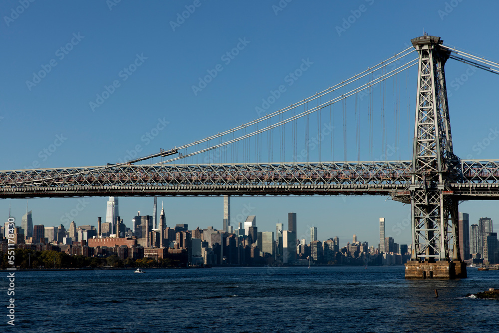 Fototapeta premium East River Manhattan skyline on a clear sunny day