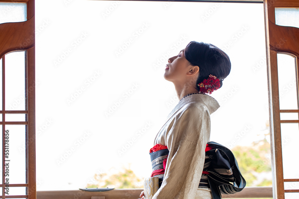 空を仰ぐ日本人女性 Stock Photo | Adobe Stock