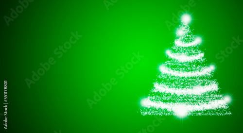 Fondo navideño verde con árbol de navidad iluminado.