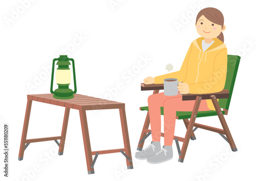 キャンプで椅子に座って休憩する女性のイラスト
