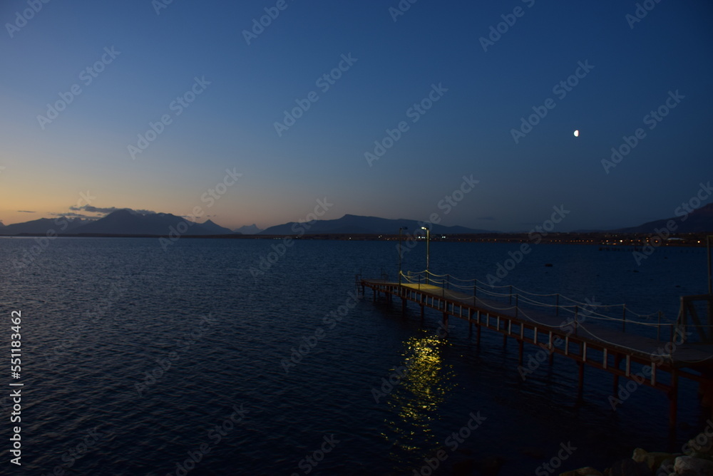 Naklejka premium mar, acuático, chingo, cielo, atardecer, lago, bridge, paisaje, oceáno, noche, naturaleza, dique, playa, barca, verano, amanecer, anochecer, sol, costa, ciudad, viajando, nube, madera, río, anochecer,
