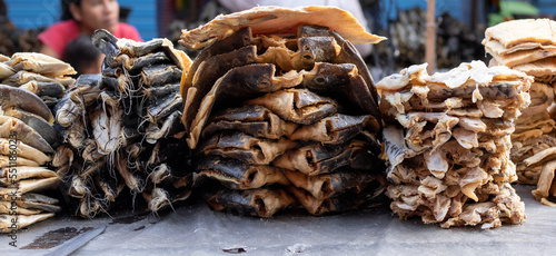 Puesto de venta de pescado seco y salado, en el mercado de la ciudad de Yurimaguas, Loreto - Perú
