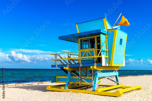 Lifeguard tower in Miami Beach © Sergii Figurnyi
