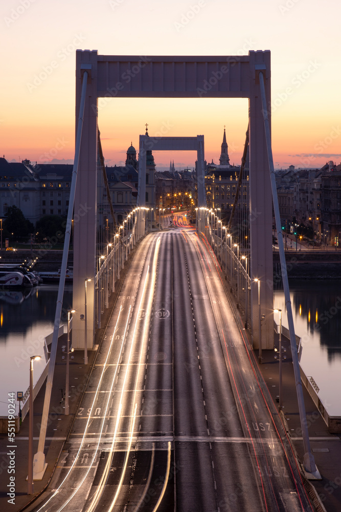 Fototapeta premium traffic on the bridge at sunrise in budapest
