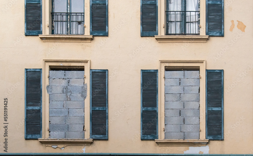 Bâtiment avec fenêtres murées, France