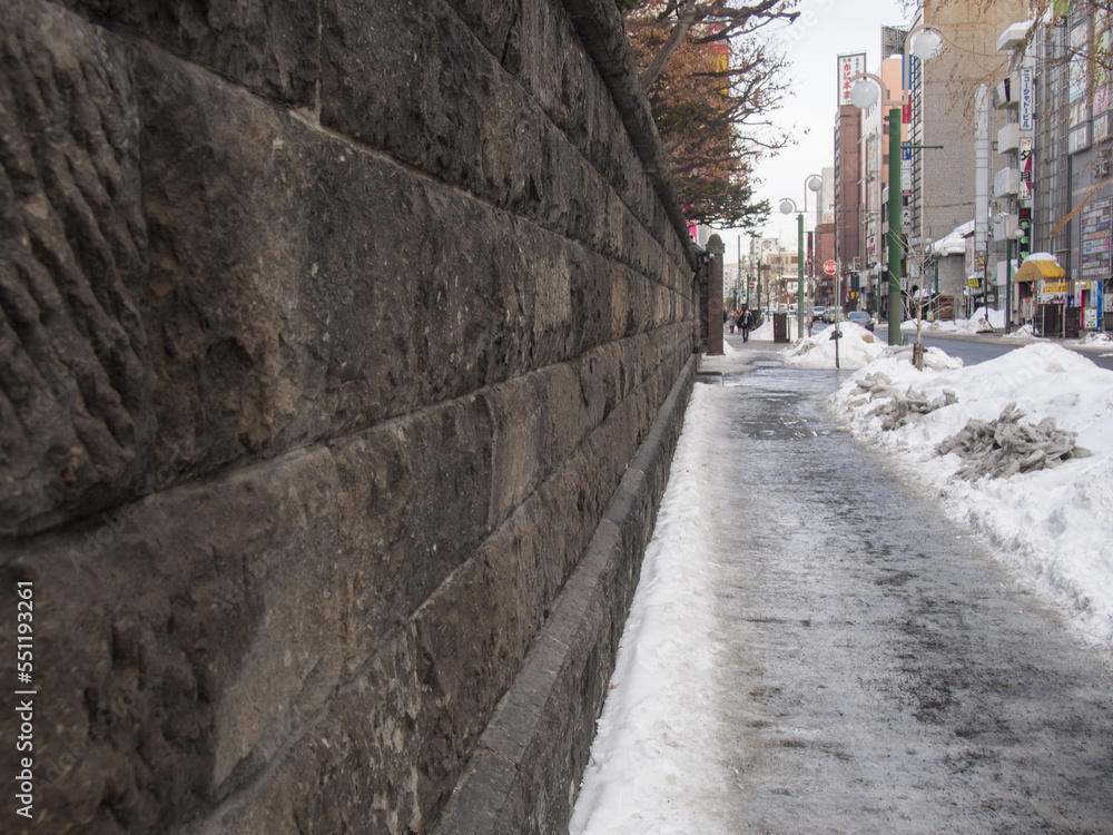 石材の壁と道