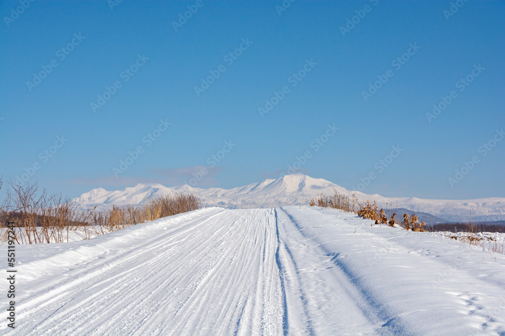 冬の晴れた日の雪道と雪山　大雪山
