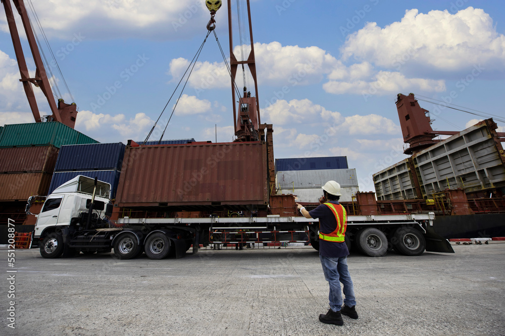 Foto de Industrial crane loading Containers in a Cargo freight ship ...
