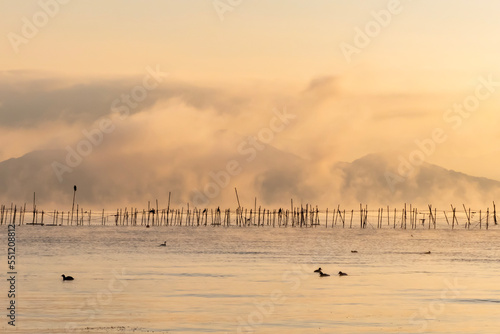 琵琶湖の夜明け 冬を告げる大きな気嵐 幻想的な朝焼けの風景 滋賀県大津市 湖西の和邇浜