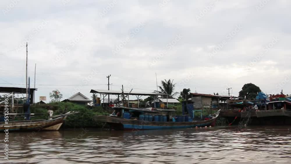 see the view of traditional fishing boats on the riverbank, using a boat that runs. The camera moves forward. see the view of traditional fishing boats on the riverbank, using a boat that runs. The camera moves forward.