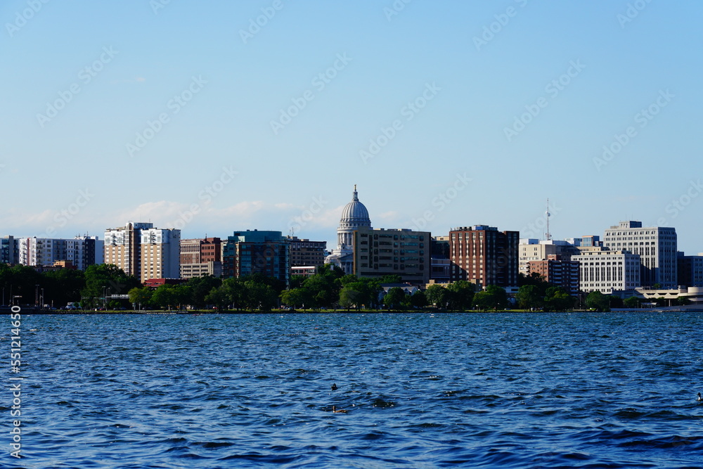 Obraz premium City landscape photo of Madison, Wisconsin capitol and city buildings from Olin park