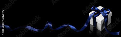 Billede på lærred 黒い背景に置かれた、青いリボンを掛けたギフトボックス