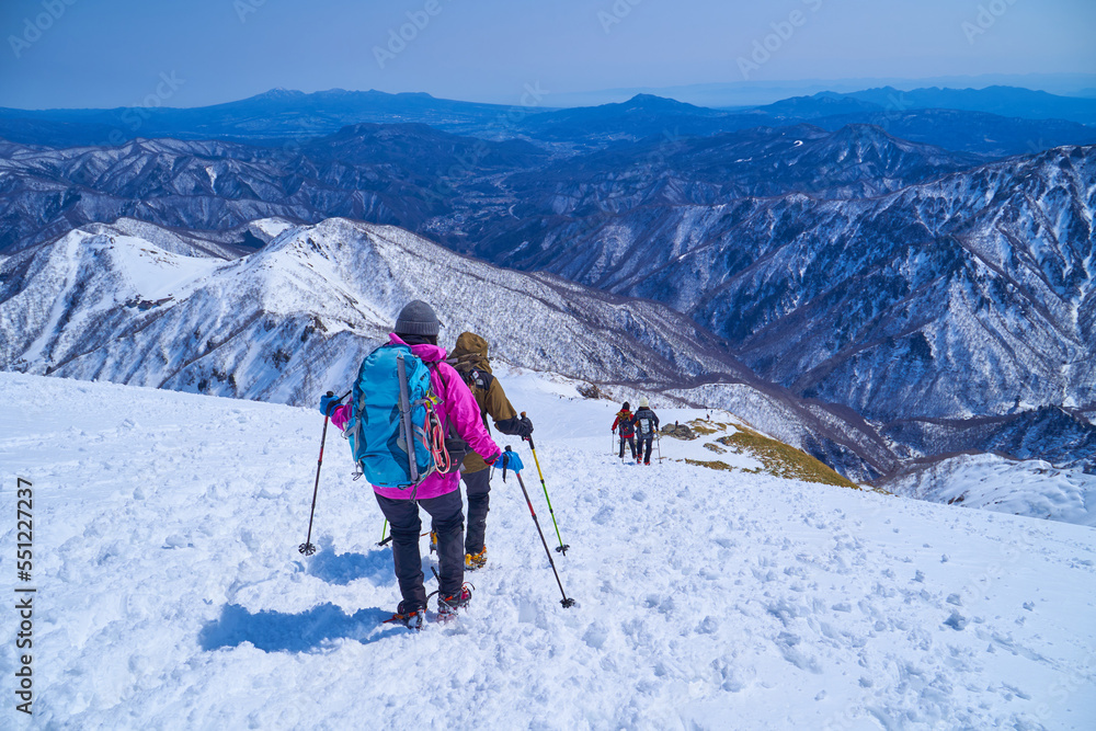 冬の群馬県 谷川岳の肩ノ小屋付近から天神尾根に向かって下山する女性登山者達
