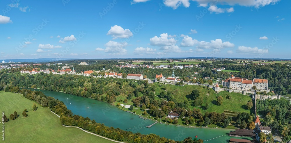 Die imposante Burganlage von Burghausen mit dem Wöhrsee im Vordergrund