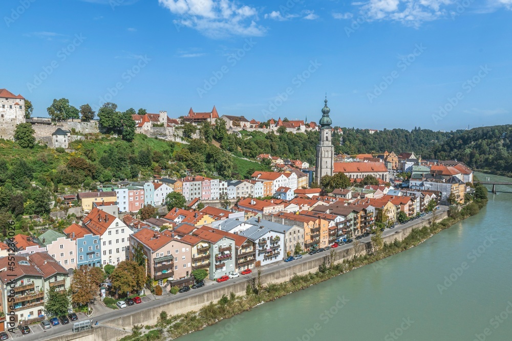 Ausblick auf die Altstadt von Burghausen, auf die Salzlände am Salzach-Ufer