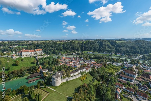 Fototapeta Naklejka Na Ścianę i Meble -  Burghausen aus der Luft - Blick zur Burg und zum Pulverturm