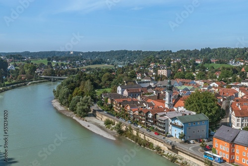 Ausblick auf die südliche Altstadt von Burghausen am Salzach-Ufer