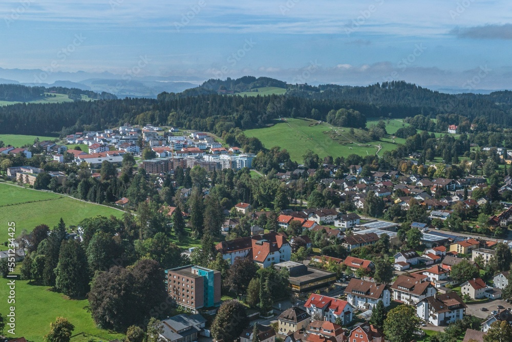Isny im Allgäu im Luftbild - Ausblick über die südliche Stadt zum Alpenrand