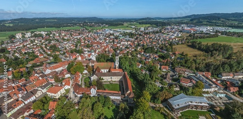 Isny im Allgäu im Luftbild - die historische Altstadt mit dem Schloss