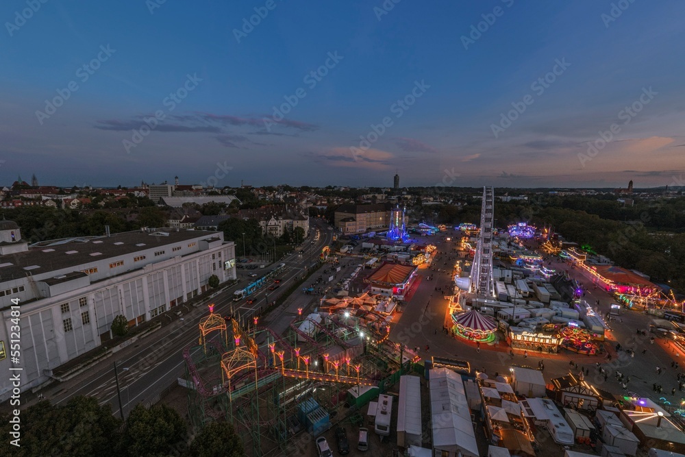 Obraz premium Der Augsburger Plärrer, Schwabens größtes Volksfest im Abendlicht