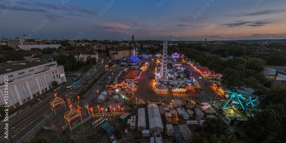 Der Augsburger Plärrer, Schwabens größtes Volksfest im Abendlicht