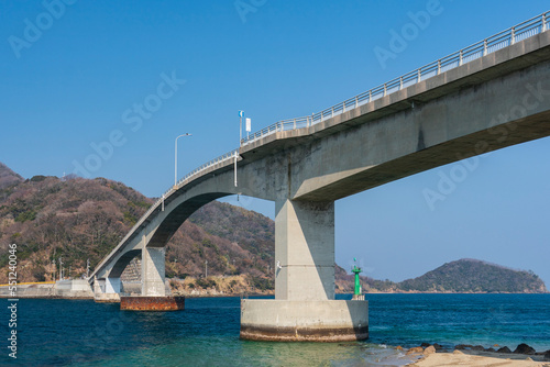 山口県の沖家室大橋 © KEN'S PHOTO