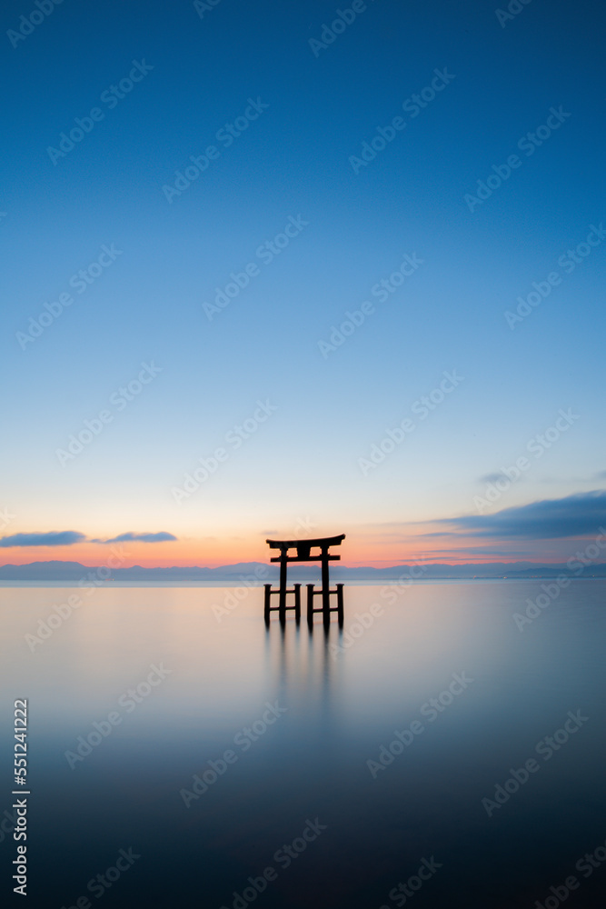 朝焼けの白鬚神社と長秒シャッターで湖面を滑らかに