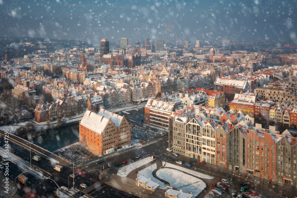 Obraz premium Beautiful scenery of the Main Town in Gdansk at snowy winter, Poland