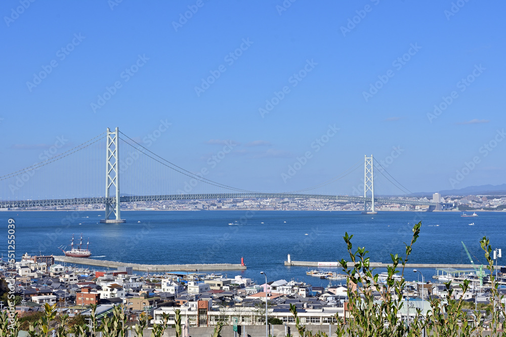 兵庫県、淡路島から眺める明石海峡大橋の風景