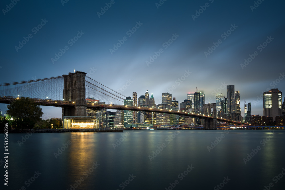 Brooklyn Bridge mit New Yoek Skyline zur blauen Stunde.