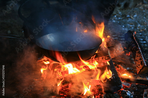Cucinare in una tenda durante un escursione in Norvegia