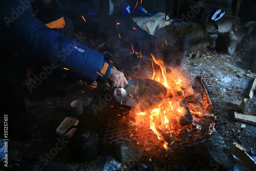 Cucinare in una tenda durante un'escursione in Norvegia photo