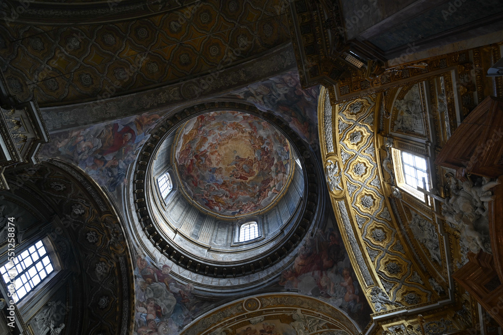 Vue intérieur du dôme de la basilique Sant'Andrea delle Fratte de Rome