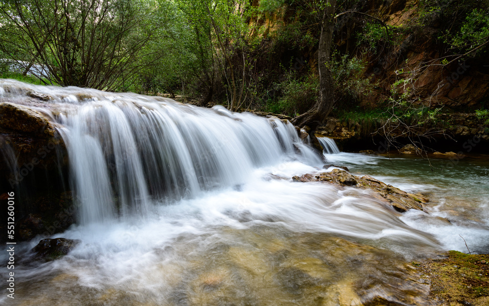 Fototapeta premium CASCADA EN EL RIO GUADALAVIAR. CERCA DE SAN BLAS. TERUEL. ARAGÓN. ESPAÑA