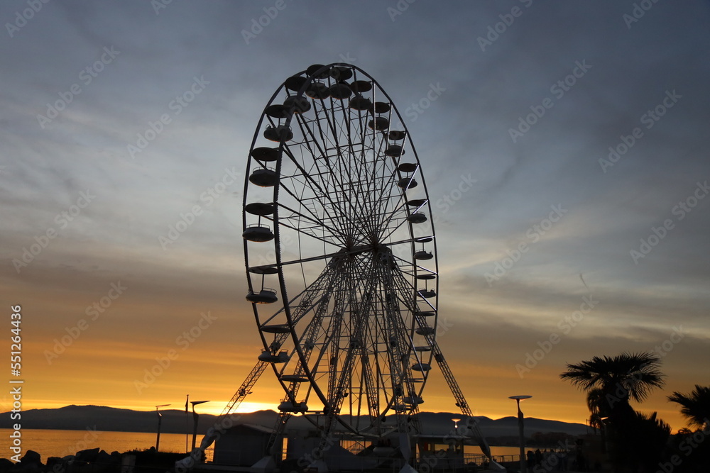 Grande roue au coucher du soleil, ville de Saint-Raphaël, département du Var, France