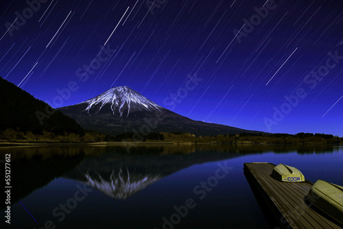 Obraz na płótnie 田貫湖から望む月光に照らされた富士山