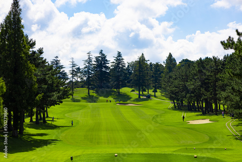 青空のゴルフ場・まっすぐに伸びた直線ロングコースのティーイングエリア（千葉県木更津市） photo