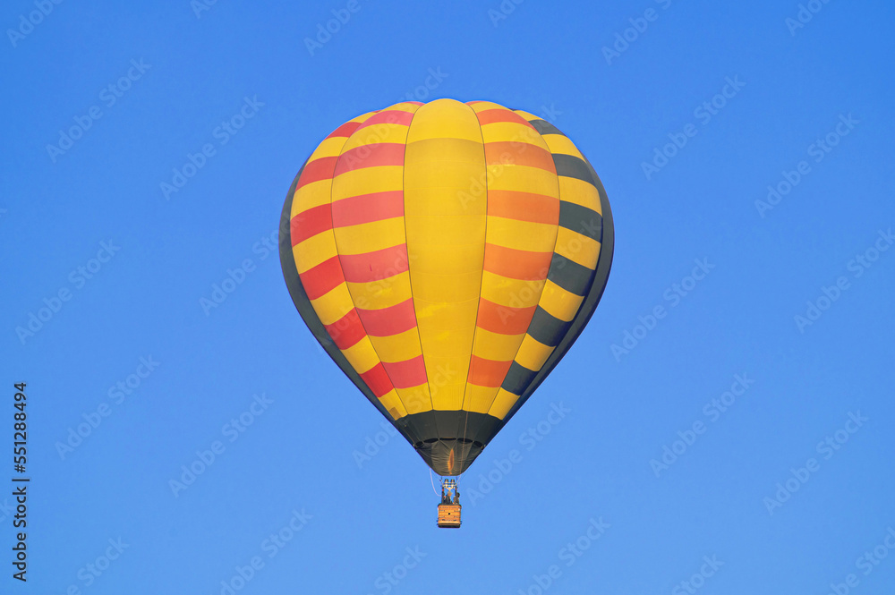 Naklejka premium 快晴の空を飛行する熱気球
