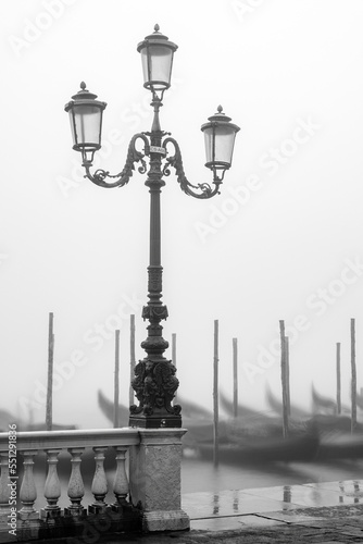 Laterne mit Gondeln im venezianischen Nebel © Jan Rzaczek