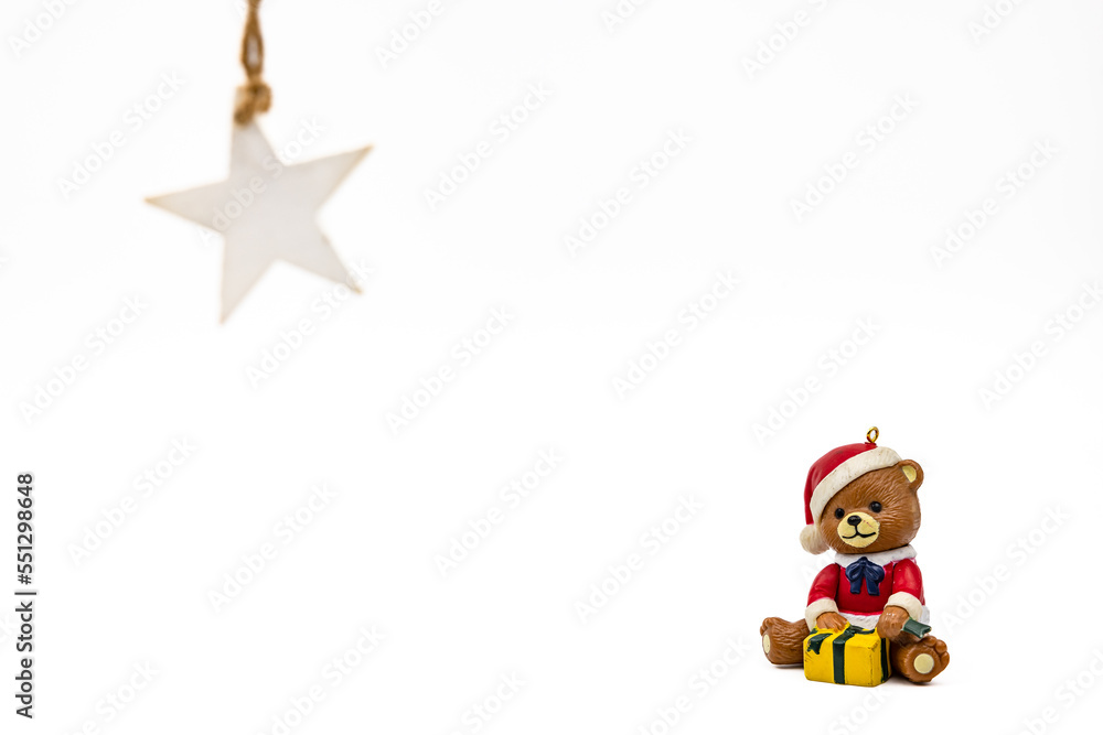 Ein süßer Teddy mit Geschenken freigestellt vor weißem Hintergrund als Grußkarte zu Weihnachten Ein süßer Teddy mit Geschenken freigestellt vor weißem Hintergrund als Grußkarte zu Weihnachten