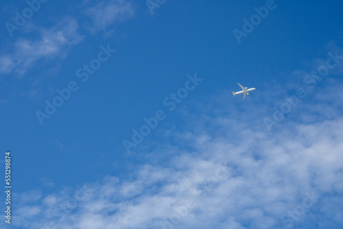 青空と飛行機と白い雲