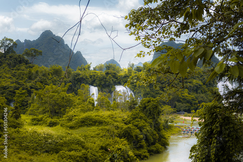 Photography Surrounded by picturesque karst peaks (more famously present in places like Guilin (China), Phang-nga Bay (Thailand), and Halong Bay (Vietnam), this was definitely one of the more scenic waterfalls