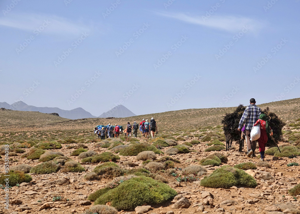 La grande traversée de l’Atlas au Maroc, 18 jours de marche. Chemin des transhumances, découvertes des gouffres, Tizi N'Asdrem, vallée de la Tessaout, village de Tasgaiwalt.