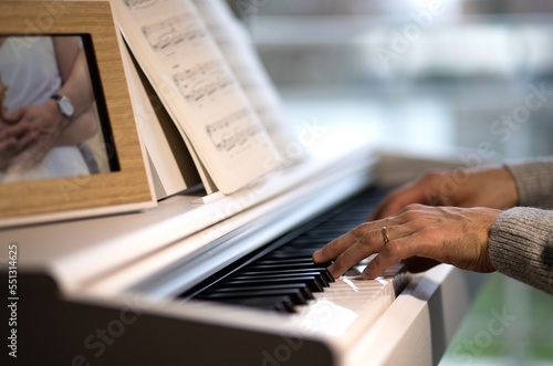 Piano blanc - avec mains jouant