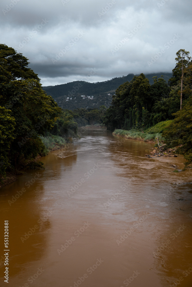 Río de agua marrón en Sri Lanka