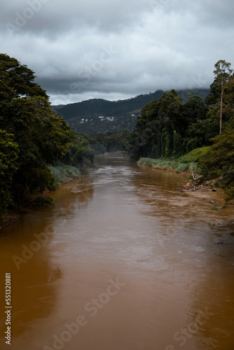 Río de agua marrón en Sri Lanka