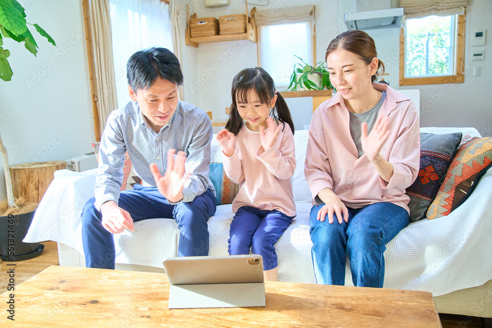 タブレットPCの画面を見る親子 